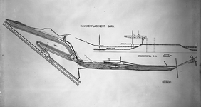 807385 Afbeelding van het havenemplacement van de N.S. te Born: plattegrond en dwarsprofiel.